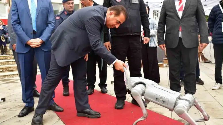 Alaşehir’de teknoloji ve afet bilinci bir arada: Robot köpek Logi sahnede
