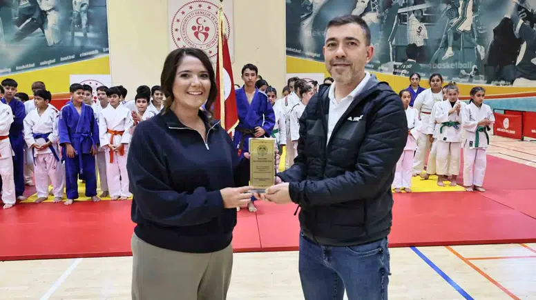 Manisa'da şampiyonları yetiştiren isimlere büyük onur