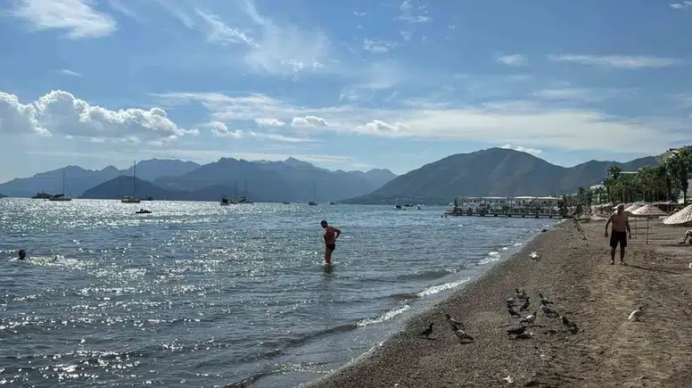 Marmaris'te takvimler ekimi gösterse de yaz bitmedi: Sahiller turistlerle doldu