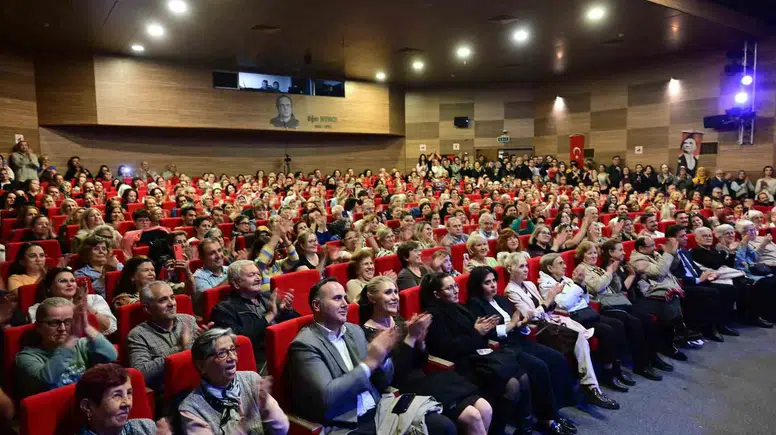 Sanat Güneşi Manisa’da bir kez daha doğdu: Zeki Müren şarkılarıyla anıldı