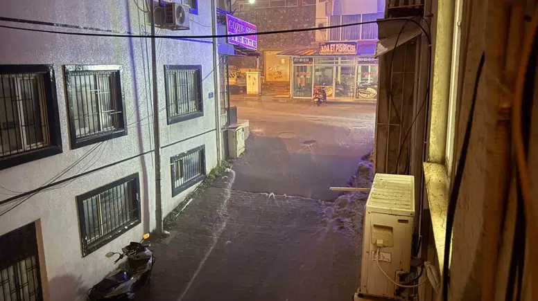 Kuşadası'nda gece mesaisi: Şiddetli yağış turistik ilçeyi vurdu