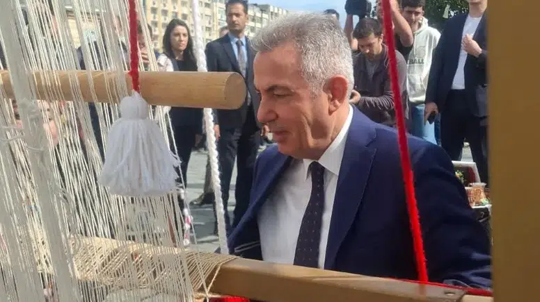 İzmir meydanında Cumhuriyet nöbeti: Bayrağımız el birliğiyle dokunuyor