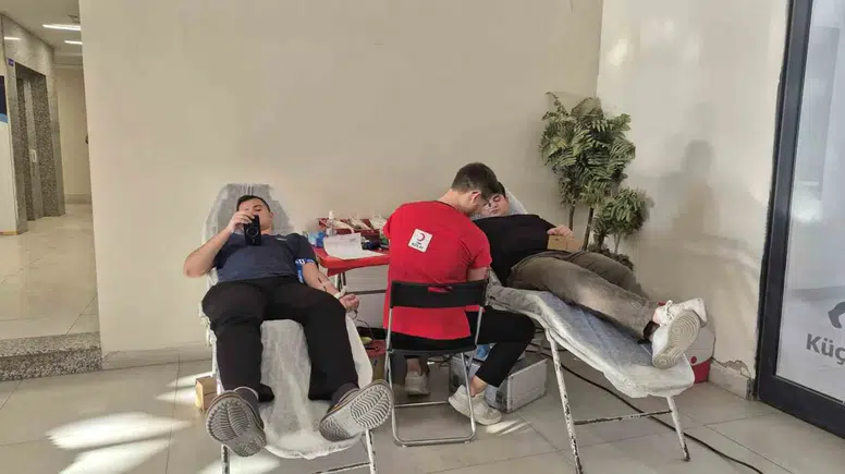 Manisa'da yurtlar iyilik için birleşti: Gençlerden Kızılay'a anlamlı destek