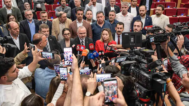 İzmir’de hizmet trafiği tıkandı: Meclis salonu boş kaldı, İZBAN kararı ertelendi