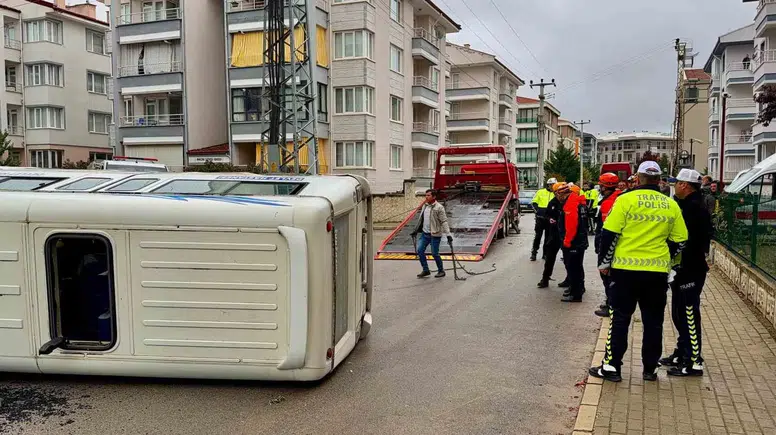 Afyonkarahisar'da okul servisi faciaya dönüştü: Çok sayıda yaralı var