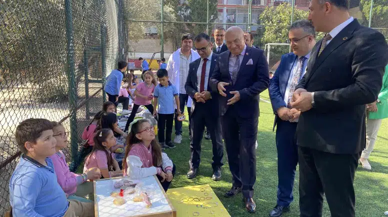Manisa'da okul bahçesi pazar yerine döndü: Müdür Uğurelli minik esnafla tezgah başına geçti