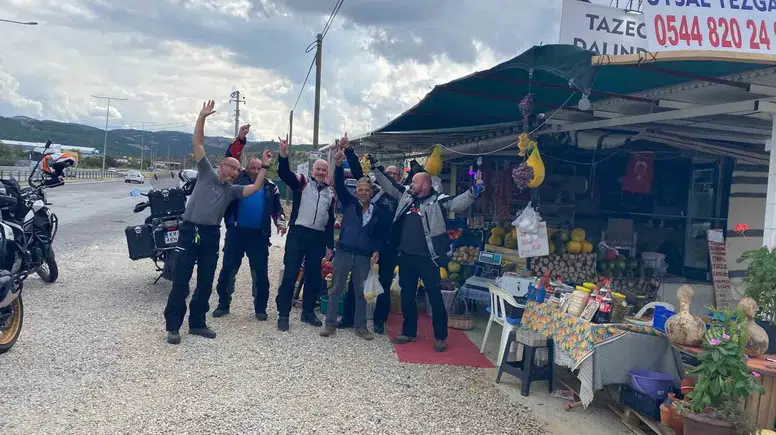 Manisa yolunda lezzet molası: Polonyalı motosikletçiler bağdan sofraya uzanan geleneği keşfetti