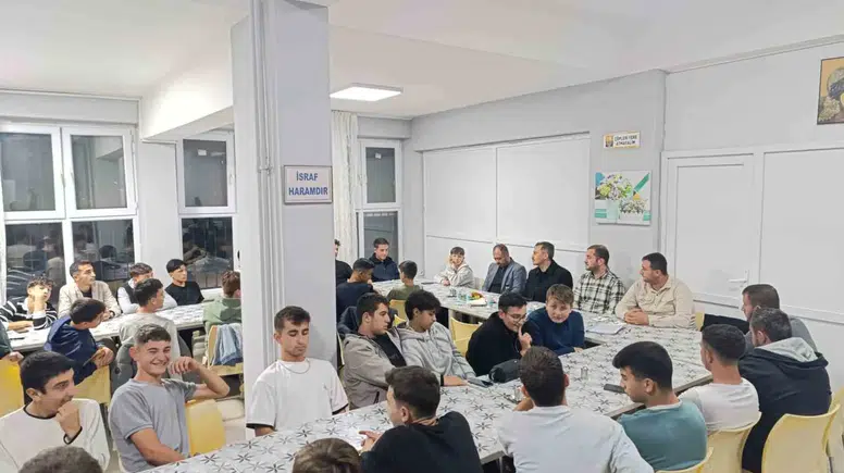Bolvadin’de sınav maratonuna lezzetli mola: Müdür Keleş öğrencileri yalnız bırakmadı