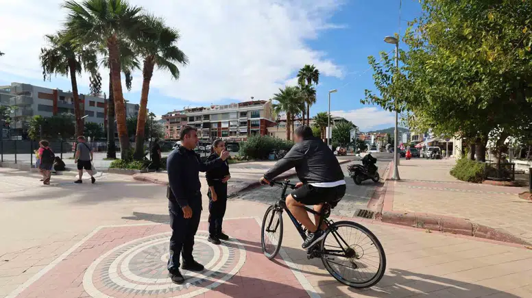Marmaris sahilinde yaya önceliği mesaisi: Zabıtadan sıkı takip