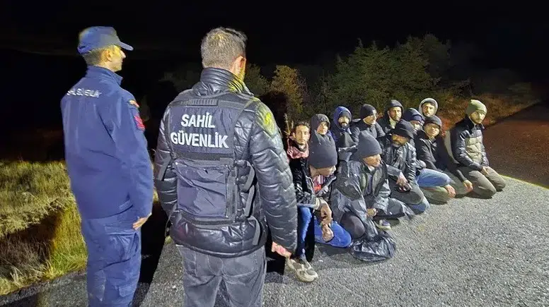 Urla'da gece yarısı operasyonu: Radara yakalanan 50 düzensiz göçmen kurtarıldı