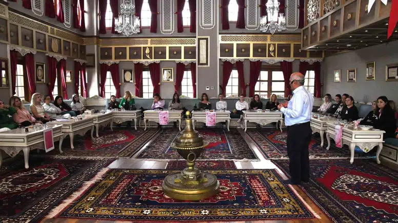 Yunusemre Belediyesi'nden kadınlara sağlık seferberliği: Erken teşhisin püf noktaları anlatıldı