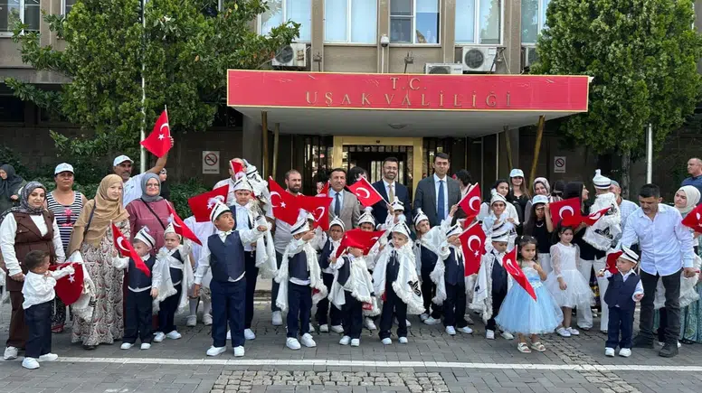 Uşak’ta vakıf geleneği çocukların yüzünü güldürdü: 25 minik erkekliğe ilk adımı attı