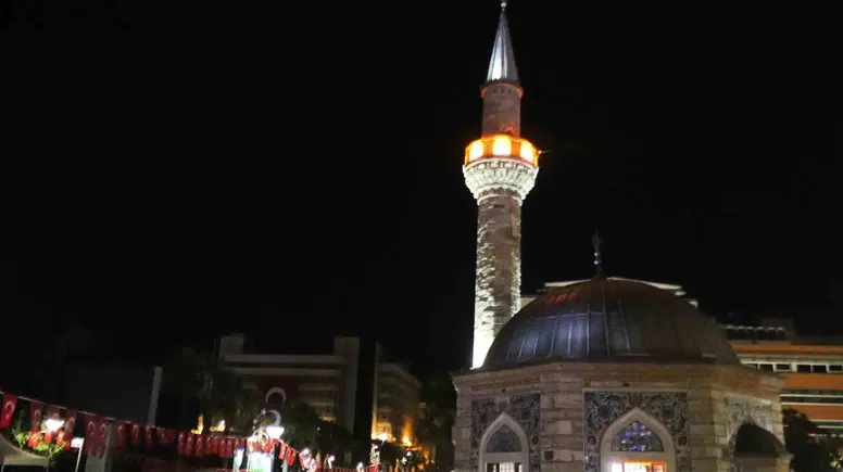 İzmir’de demokrasi nöbeti: Konak Meydanı’nda 15 Temmuz ruhu yaşatıldı