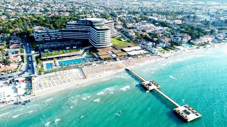 Çeşme’de sezon durgun diyenlere turizmcilerden rakamlı yanıt: Tesisler dolup taşıyor
