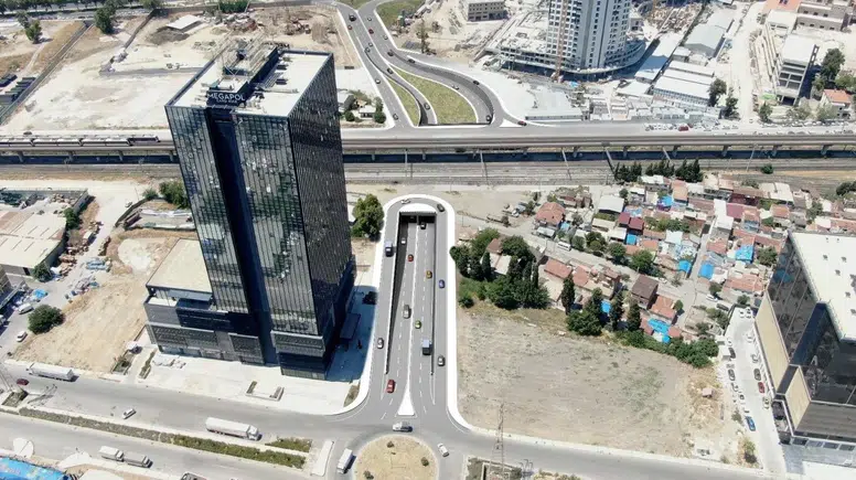 İzmir'in ulaşımında dev adım: Mürselpaşa'da kazma vuruldu