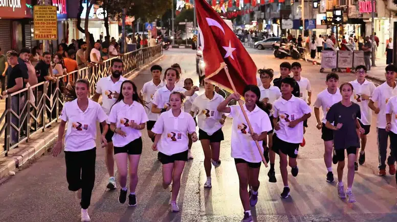Manisa’da bayrak nöbeti: Milli sporcular sancağı meydanlara taşıdı