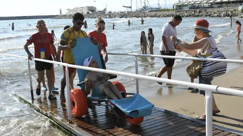 Kuşadası sahillerinde engel tanımayan mutluluk: Deniz artık herkes için özgür