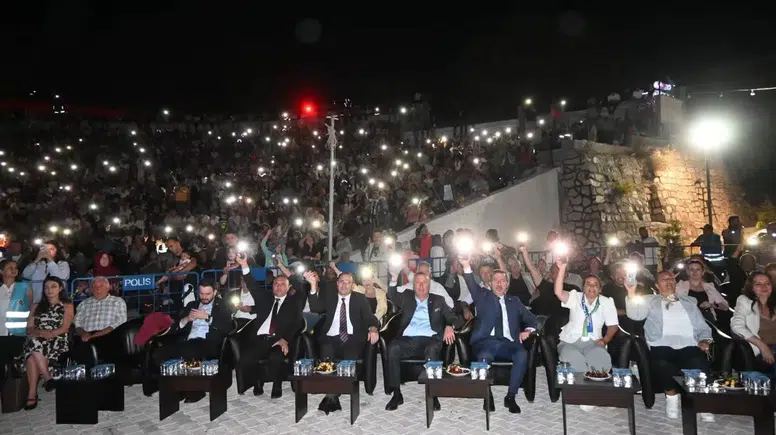 Çay ilçesinde festival coşkusu: Vişne ve Eber Sarısı görücüye çıktı