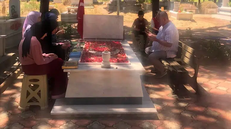 Sarıgöl’de vefa ziyareti: Minik eller dualarla şehitliğe koştu