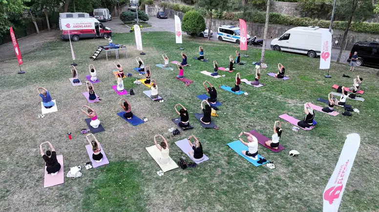 Efeler’de gün batımı huzuru: Pınarbaşı’nda yoga buluşması