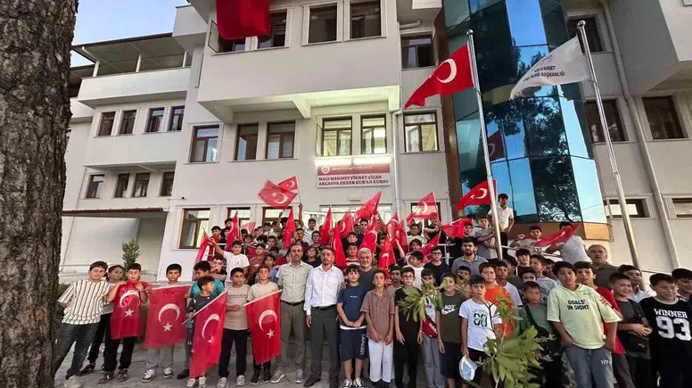 Menteşe’de gençlerden anlamlı yürüyüş: Hem şehitleri andılar hem Gazze’ye destek oldular