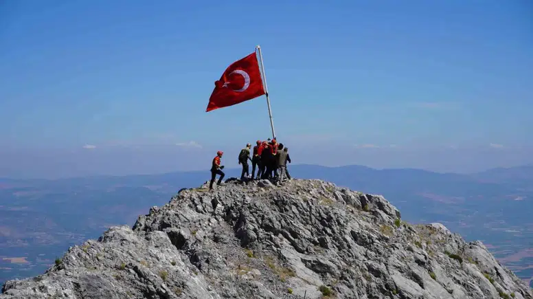 Spil Dağı’nın zirvesinde anlamlı buluşma: Gaziler bayrağı göklere taşıdı