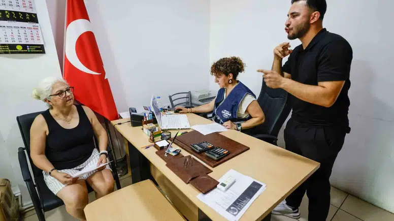 İzmir'de engelleri kaldıran proje: İşitme cihazları belediyeden