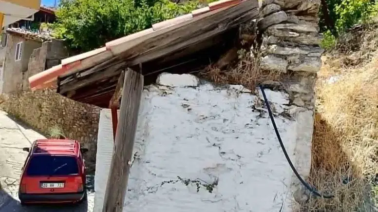 Buldan’da tarihi çeşme alarm veriyor: Çatı her an çökebilir