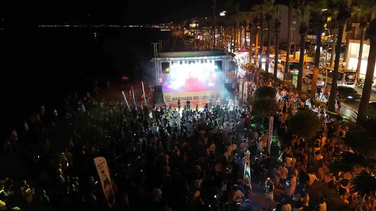 Marmaris’te yazın enerjisi Halk Plajı’nda yükseldi: DJ’ler sahne aldı, eğlence ikiye katlandı
