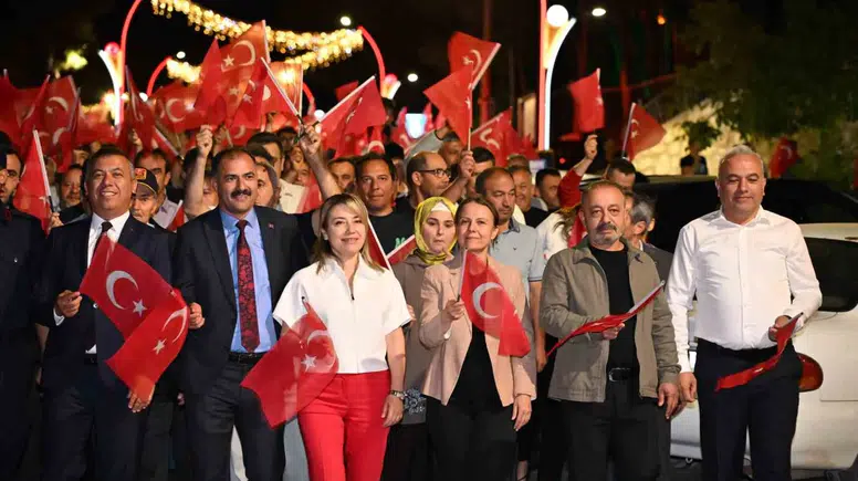 Demirci’de 15 Temmuz coşkusu: Bayraklar elde, yürekler bir atıyor