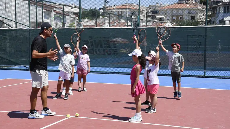 Kuşadası’nda çocukların yaz neşesi spor sahalarına taşındı