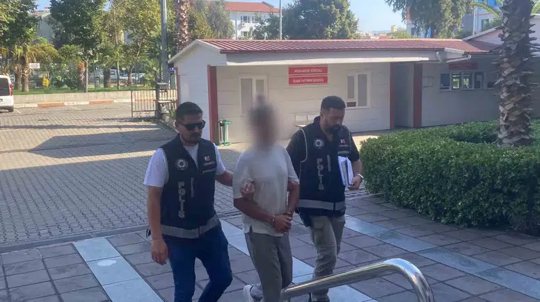Nazilli'de Üst Geçide Asılan Hakaret İçerikli Maket Operasyonu: Şüpheli Tutuklandı