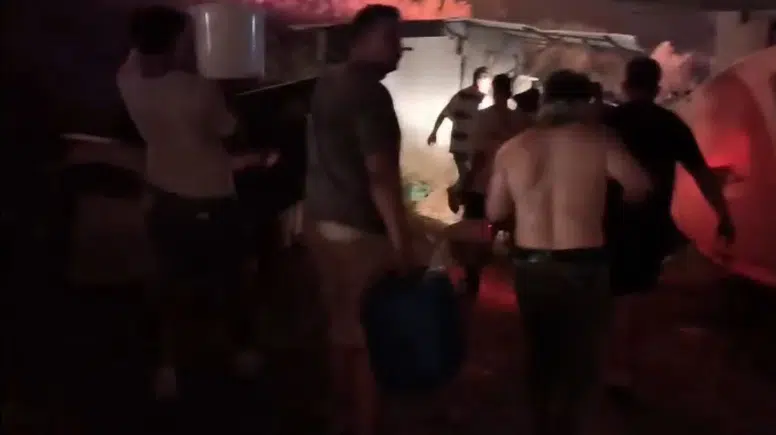 Fethiye’de Gece Seferberliği: Evlerini Korumak İçin Kova Kova Su Taşıdılar