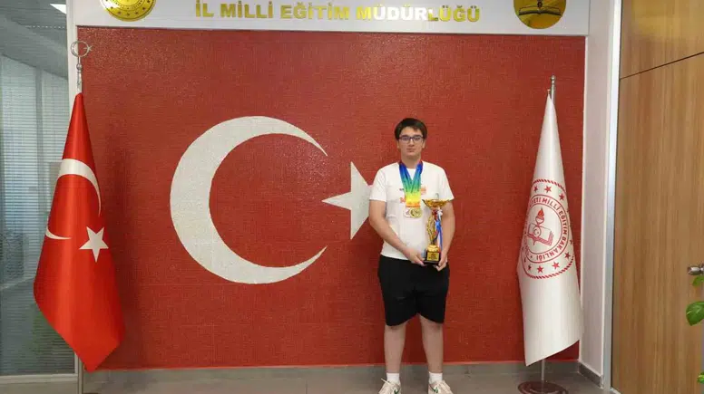 Sayıların efendisi İzmir'den çıktı: Dünya ikinciliği kupasını evine getirdi