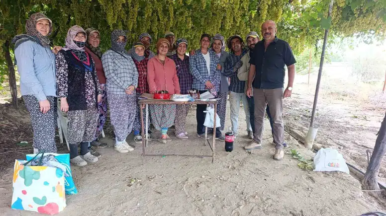Bağda Ter Döken İşçiye Mesai Arkadaşından Pasta Sürprizi