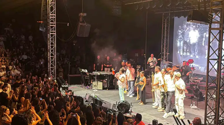 Sahne Kıyafeti ve Yapay Kar Gösterisiyle Büyüledi: Kenan Doğulu’dan Marmaris’te Unutulmaz Performans