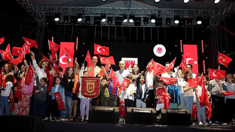 Afyonkarahisar’da Zafer Haftası’nda Renkli Buluşma: Askeri Bando ve Uluslararası Danslar Aynı Sahneyi Paylaştı