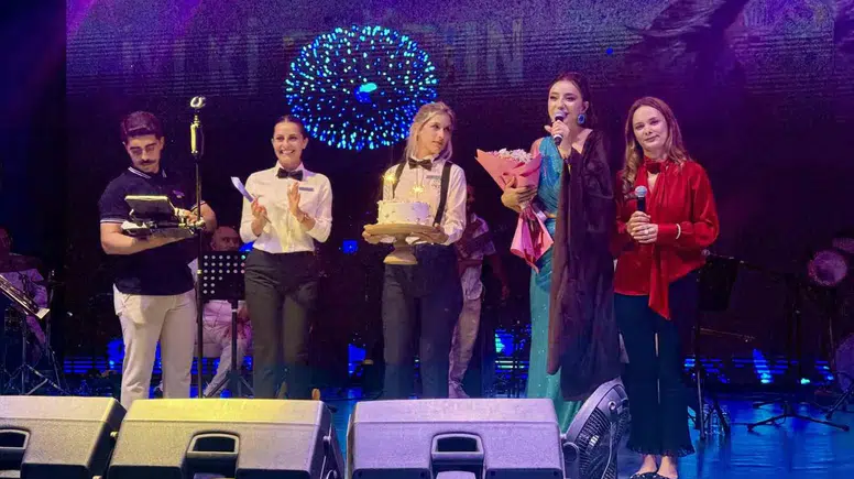 Bodrum’da Öykü Gürman fırtınası: Sahne ortasında gelen tatlı sürpriz