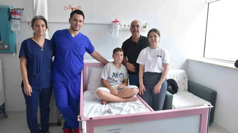 Okul sıralarında başlayan şifa yolculuğu: Küçük öğrenci operasyonla sağlığına kavuştu