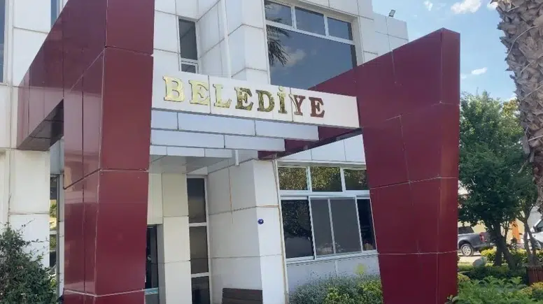Seferihisar’da Rüşvet Zincirinde Yeni Halka: Eski Başkanın ve Yardımcısının Şoförleri Emniyette