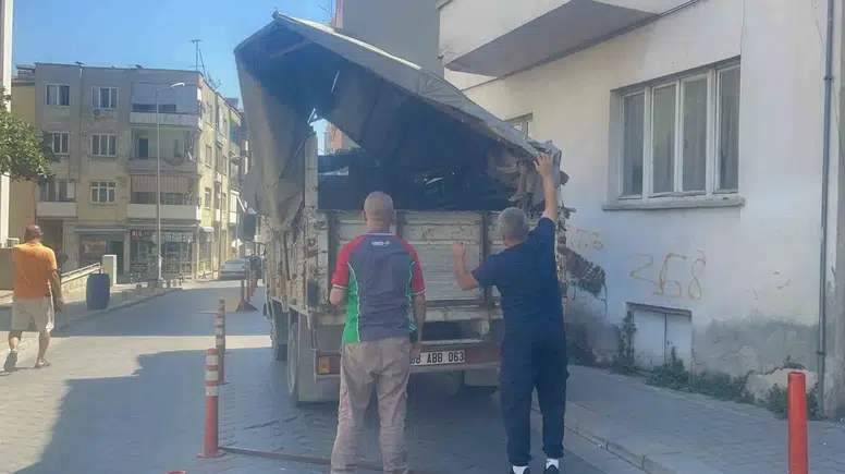 Dar Sokakta Şoförün Kabusu: Çıkıntılı Balkon Kamyonetin Kasasını Biçti