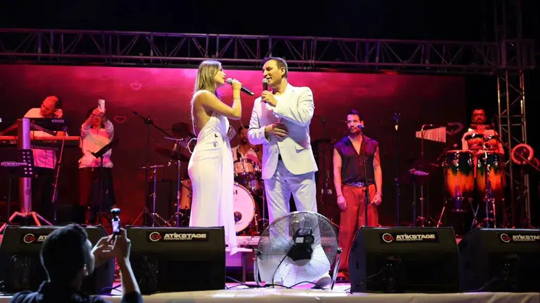 Tavas’ta müzik ziyafeti: Rafet El Roman hayranlarını coşturdu