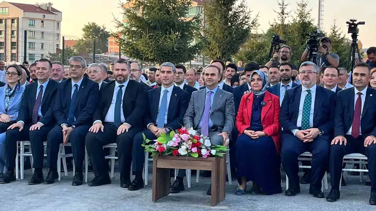 Bakan Kacır'dan 25. yıl vurgusu: Hizmet siyaseti ile yozlaşma arasına net çizgi