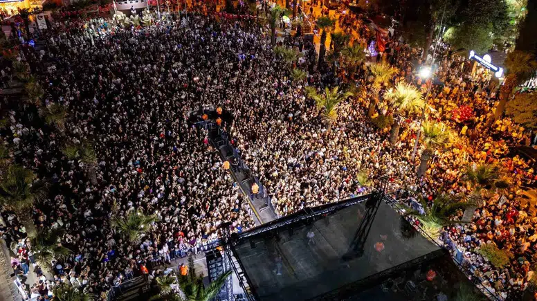 Turgutlu’da Bayram Gecesi Unutulmaz Oldu: Ece Mumay Rüzgarı Esti