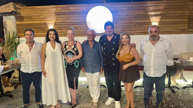 Bodrum gecelerinde karpuzlu kutlama: Sanatçı Ekin Akkaş’tan sıra dışı doğum günü