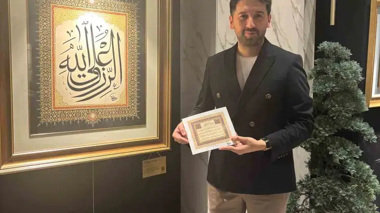 Marmaris’te Sanat Rüzgarı: Usta Hattat Özkafa, Doğanın Kalbinde Eserleriyle Buluştu