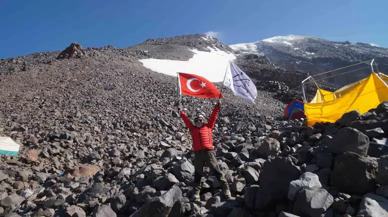 Demircili Dağcının 4 Bin 200 Metredeki Zafer Bayramı Coşkusu