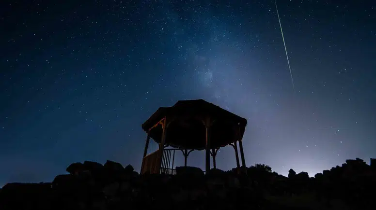 Binlerce yıllık lavların üzerinde gökyüzü dansı: Perseid yağmuru Kula’yı aydınlattı