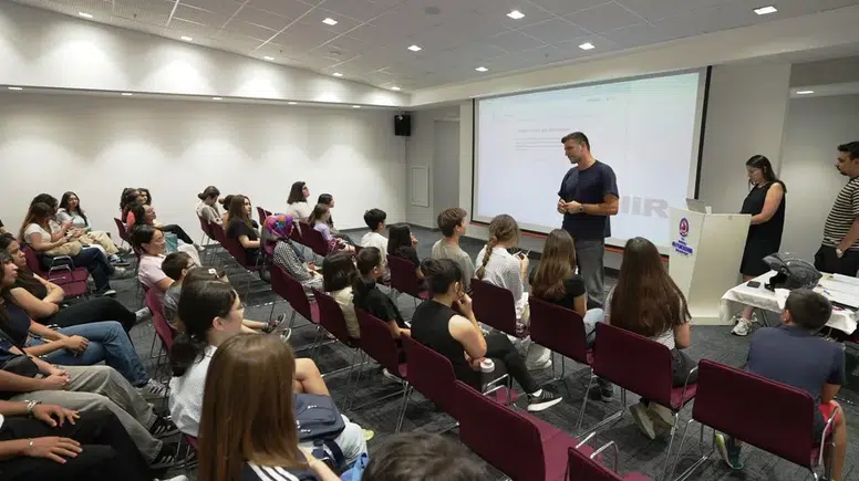 Denizli’de İngilizce artık bir ders değil, yaşamın bir parçası: 118 genç mezun oldu