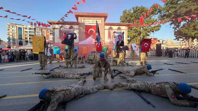 Afyon’un Kurtuluş Coşkusu 104 Yaşında: Zafer Kent Meydanı’nda Tarihe Yaraşır Kutlama